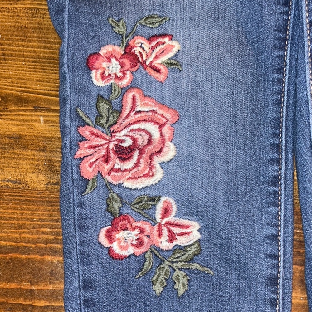 Kensie Skinny Jeans with Floral Rose Embroidery - Picture 4 of 4